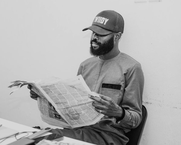 ¿Cómo estilizar el pequeño vestido blanco para distintas ocasiones?