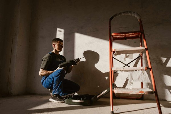 ¿Cómo renovar una cómoda antigua para darle un aspecto moderno y elegante?